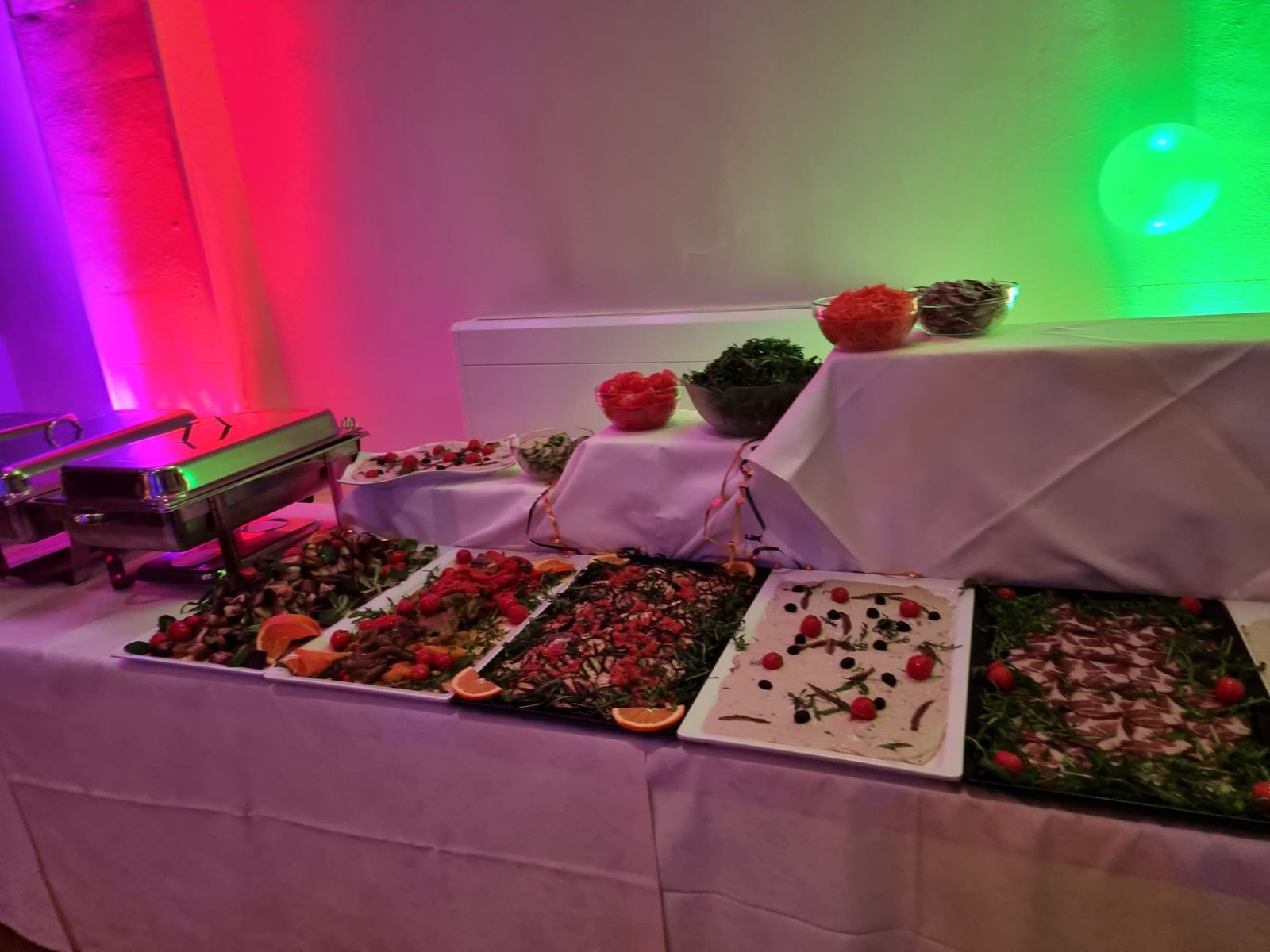 Italienisches Buffet mit Vorspeisenplatten im festlich beleuchteten Saal