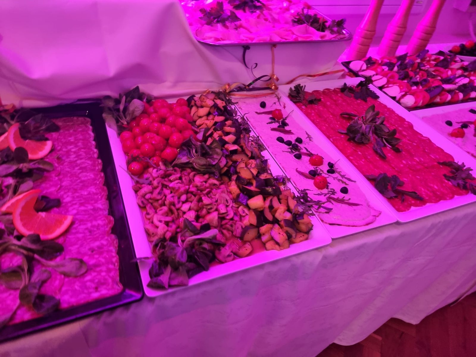 Buffetplatten mit Antipasti, Salaten und Obst